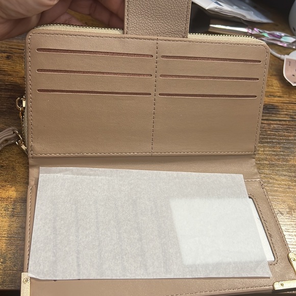 NWT WOMEN'S BIEGE CHIC UNLIMITED ZIP AROUND FRONT FLAP WALLET LEATHER WRISTLET - Picture 2 of 5